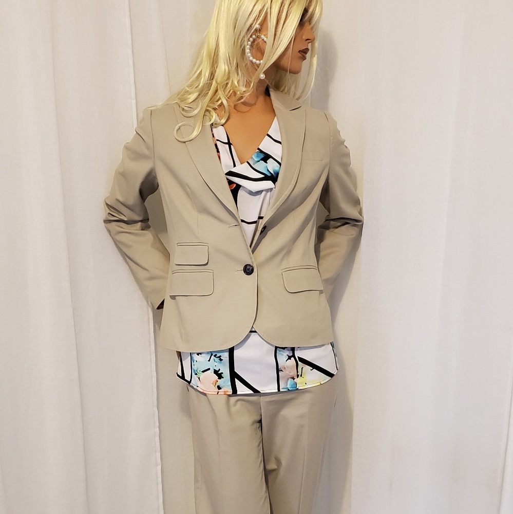 BANANA REPUBLIC TAN SUIT SZ 8